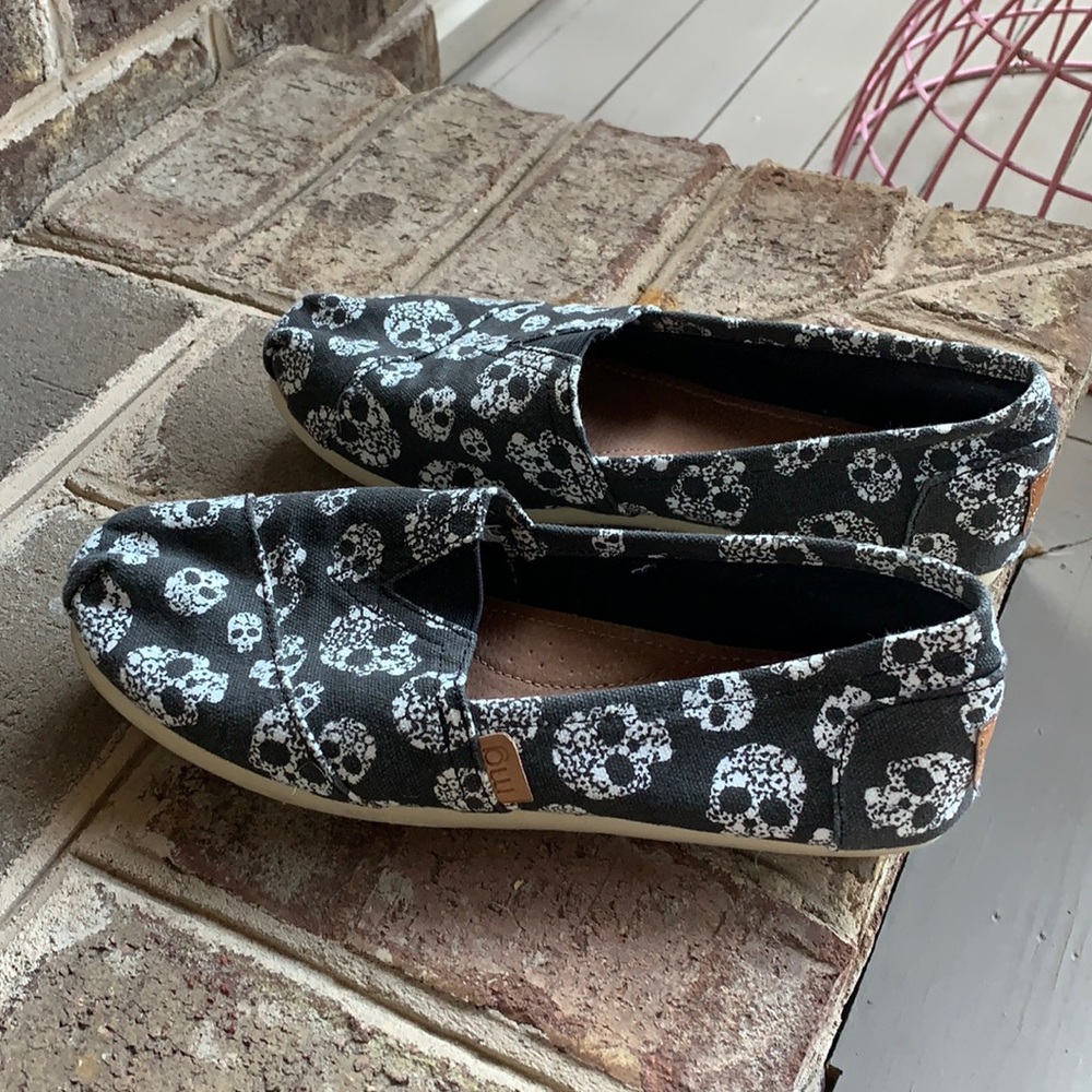 Madden girl slip on skull print